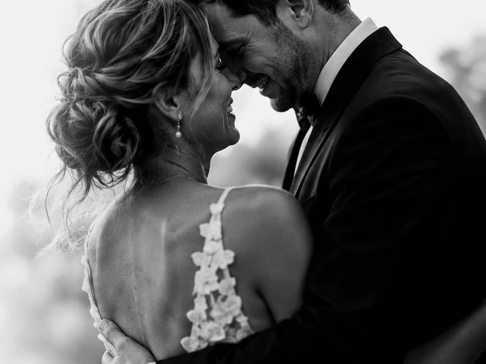 Spontaan moment van een bruidspaar